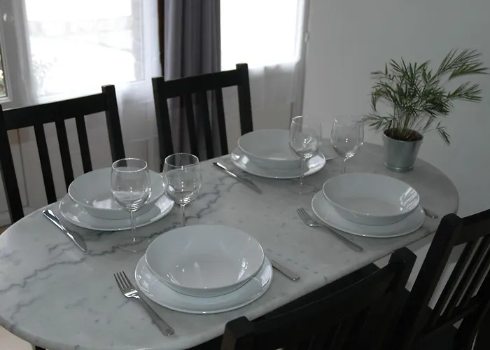 Casa vacanze Cosy Près Du Mans Avec Jardin, Piscine Et Parking, Idéal Pour 4 Pers. - Fr-1-410-388 Changé